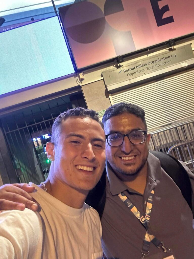 ياسر موزون: من حي الحرش إلى إدارة المشاريع في الألعاب الأولمبية بباريس
**نص المقال:**
في خطوة متميزة تعكس كفاءة الشباب المغربي وقدرتهم على التألق في المحافل الدولية، نجح "ياسر موزون"، ابن حي الحرش بمدينة أيت ملول، في تحقيق إنجاز كبير خلال الألعاب الأولمبية التي أقيمت في باريس. ياسر، الذي يتابع دراسته بسلك الماستر تخصص "التدبير الرياضي" بمدينة ليل الفرنسية، تم تعيينه كـ Project Manager للشركة المسؤولة عن تدبير الألعاب الأولمبية، متفوقًا على الآلاف من المتقدمين من مختلف الجنسيات.
يأتي هذا الإنجاز بعد حصول ياسر على شهادة الماستر المتخصص في التدبير الرياضي من المدرسة الوطنية للتجارة والتسيير في أكادير العام الماضي، مما يعكس تفانيه ومثابرته في تحقيق أهدافه الأكاديمية والمهنية.
وفي ظل استعداد المغرب لاستضافة تظاهرات قارية ودولية في السنوات القليلة المقبلة، يبقى الأمل معقودًا أن يتمكن "ياسر موزون" من الانضمام إلى شركة SONARGES، مستفيدًا من تجربته المتميزة وكفاءته العالية، ليسهم في تعزيز مكانة المغرب في الساحة الرياضية العالمية.
إن قصة ياسر موزون هي قصة نجاح شاب مغربي يتطلع لتحقيق المزيد من الإنجازات، معززًا بفخر وطنه وأمل شعبه في مستقبل مشرق للرياضة الوطنية.